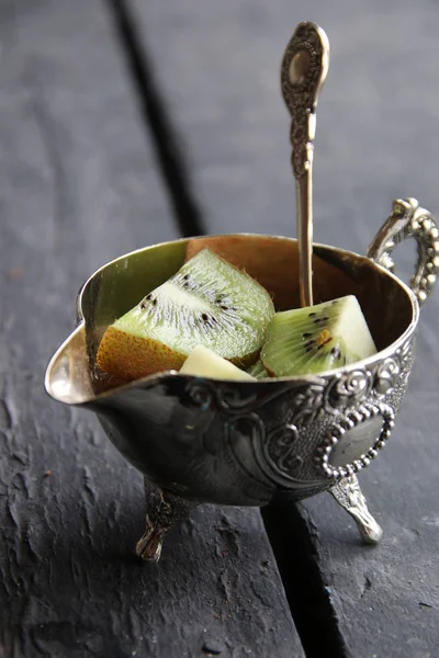 Postre saludable con fruta kiwi en tazón de plata. Fondo alimentario . — Foto de Stock