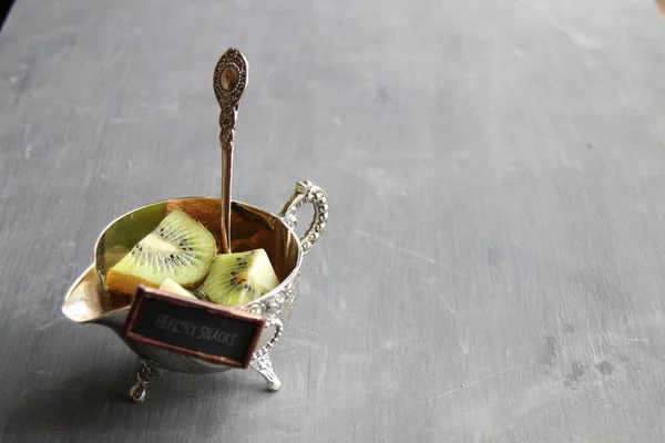 Здоровые идеи для ужина и фрукты киви на серебряном блюде. Продукты питания . — стоковое фото