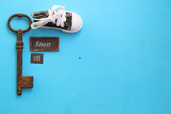 Fitness az élet ötlet, a címke és a cipők — Stock Fotó