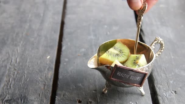 Balises de recettes saines et fruits sur la table. À utiliser pour créer une nouvelle recette. Contexte alimentaire . — Video