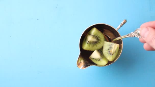 Sobremesa saudável com fruta Kiwi. Vista superior Espaço de cópia. Fundo alimentar. Estilo de arte . — Vídeo de Stock