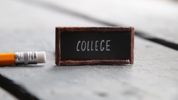 Идея колледжа, метка на винтажном столе — стоковое видео