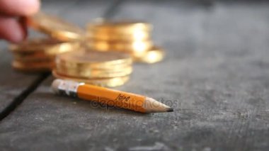 İş fikir kavramı. Metin ve para ile kalem.