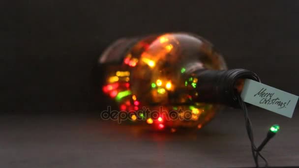 圣诞快乐、 标记和酒瓶用花环 — 图库视频影像