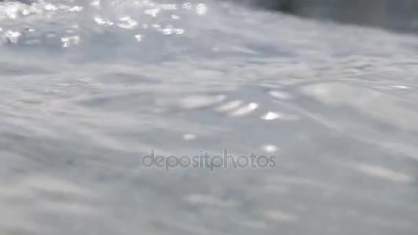 一只小船从水的表面 — 图库视频影像