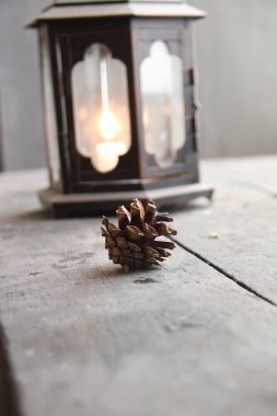 Noel arka plan - Vintage fener ve çam kozalağı gri masada