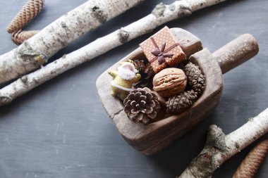 Noel tatil arka plan. Çam kozalakları. Noel Baba ve bir hediye.