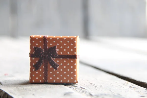 Подарочная коробка с лентой на деревянном столе, рождественский фон — стоковое фото
