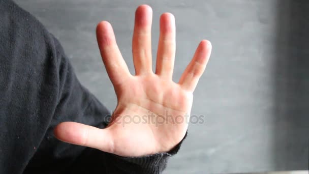 Mann macht Stoppschild mit der Hand — Stockvideo