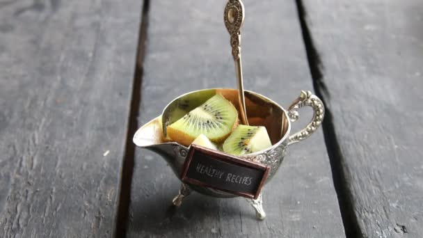 Gyümölcsök, asztal és egészséges receptek címke — Stock videók