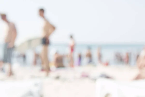 Τουρίστες στην παραλία, θολή φωτογραφία. Καλοκαιρινές διακοπές ή διακοπές ιδέα. — Φωτογραφία Αρχείου