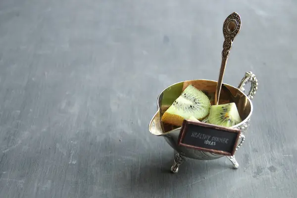 Здоровий обід ідеї підпису і ківі фрукти на Срібний Кубок. Харчування фону. — стокове фото