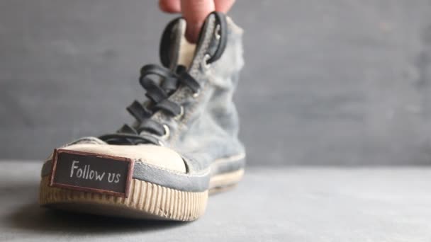 Volg ons delen van sociale Media netwerken Internet Online Concept. Label en Vintage Sneakers. — Stockvideo