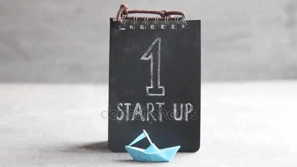 Startup Business texte et bateau en papier — Video