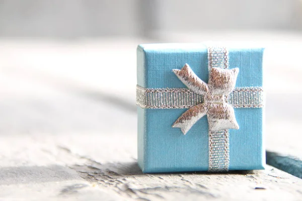Dar, dárek, modré dárkové krabici — Stock fotografie