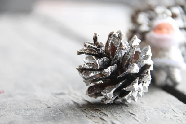 クリスマスの背景、fir コーンと銀のサンタ クロース — ストック写真