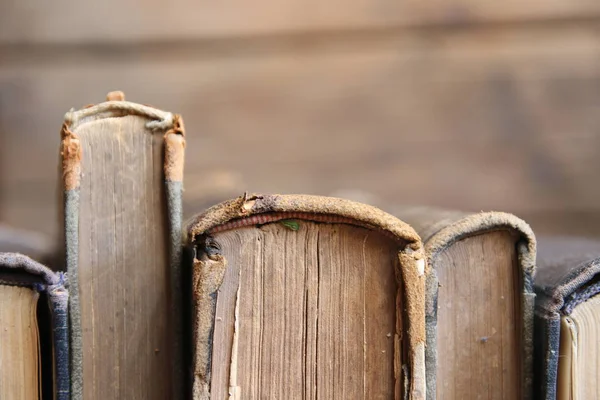 Gamla böcker på träplankor, mjuk fokus, kopia-utrymme — Stockfoto