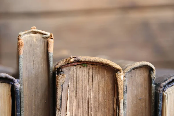 Ahşap plakalar, yumuşak odak, boşluk eski kitaplar — Stok fotoğraf