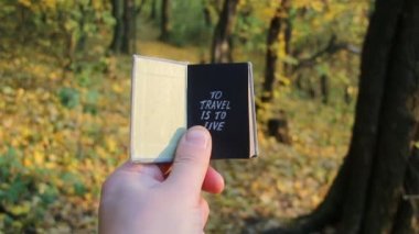 Seyahat veya tatil tatil fikir. Yazıt ile bir kitap Traveler tutar.