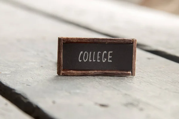 Concepto de la universidad, etiqueta en una mesa retro — Foto de Stock