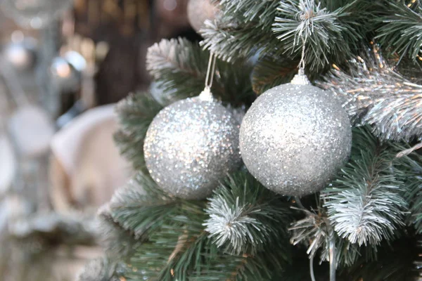 Decoraciones para Año Nuevo y festivos. Bolas de Navidad de plata en ramas de árbol — Foto de Stock