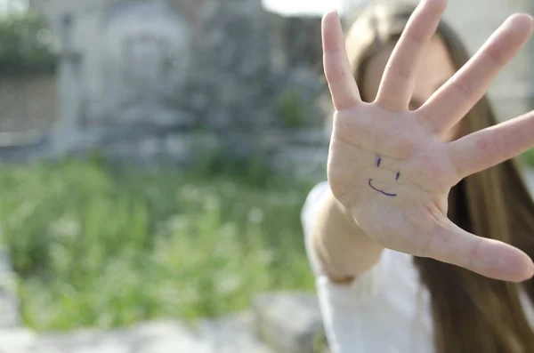 Happy Woman enjoying summer, palm with smile, blurred photo for background — Stock Photo, Image