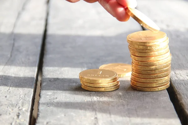 Stapla mynt med handen. Affärsverksamhet och investeringar idé. — Stockfoto