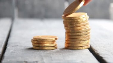 Altın sikke yığını koyarak el
