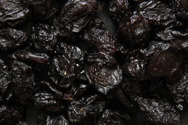 karanlık bir arka plan üzerinde kuru erik