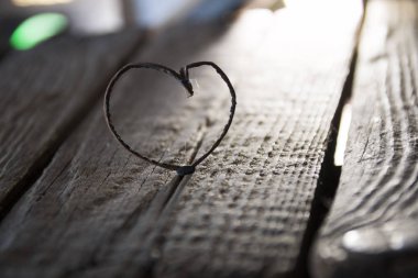 Sevgililer kalp ahşap masa, aşk veya düğün kartı.