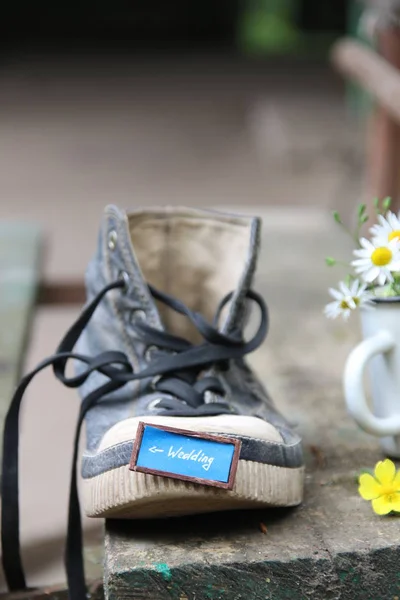 Etiqueta de boda en el zapato y flores —  Fotos de Stock