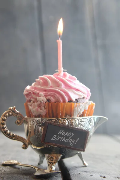 ケーキと誕生日のろうそく。ビンテージの組成. — ストック写真