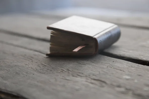 Biblia vintage en un estante de madera —  Fotos de Stock