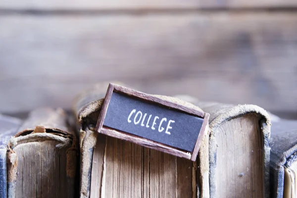 Étiquette de collège et vieux livres — Photo