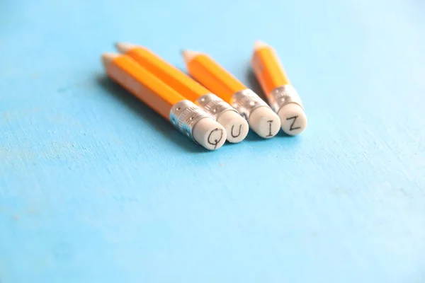 Teste - inscrição, lápis amarelos e mesa azul . — Fotografia de Stock