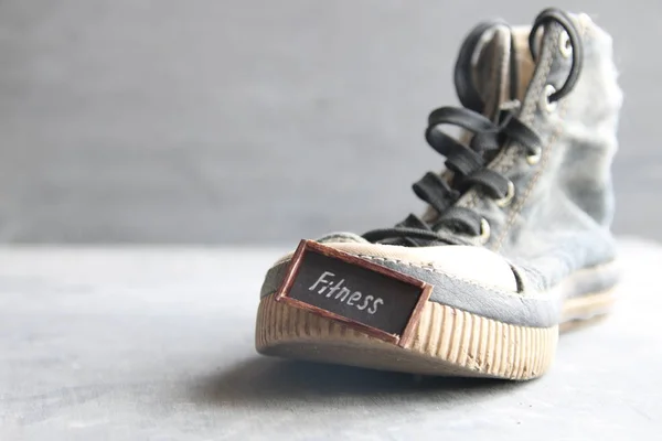 Fitness - Spor ayakkabı üzerinde metin. Kırsal ahşap masa kompozisyonu — Stok fotoğraf