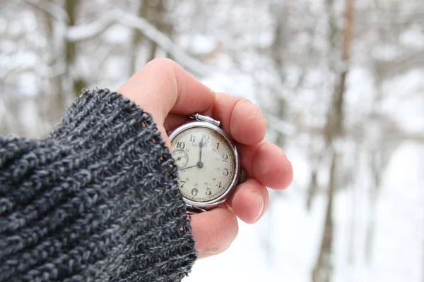 Mano sosteniendo un reloj de bolsillo vintage, concepto de tiempo de invierno — Foto de Stock