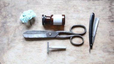 Kuaför Dükkanı ahşap Resepsiyon ve bir buket çiçek Vintage araçları.