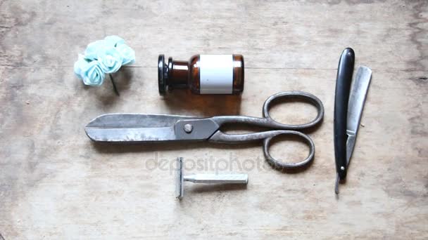 Винтажные инструменты парикмахерской на деревянном столе и букет цветов . — стоковое видео