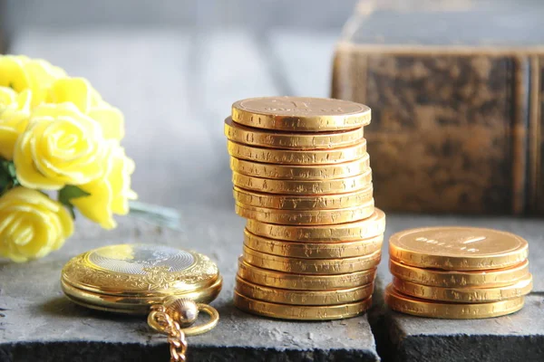 Stosy złotych monet na drewnianym stole. Koncepcja firmy lub finansów. — Zdjęcie stockowe