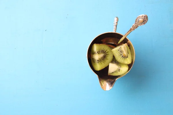 Postre saludable con fruta kiwi. Fondo alimenticio. Vista superior Copiar espacio . — Foto de Stock