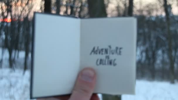 Avontuur eist, reizen idee. Boek en handgeschreven Winter vakantie belettering. — Stockvideo