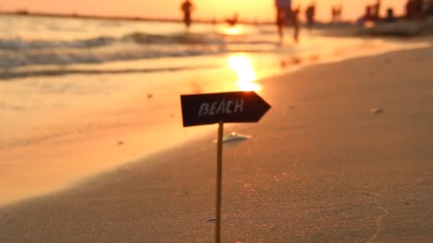Strand aanwijzer en de zonsondergang op de zee, vakantie en reizen-concept — Stockvideo