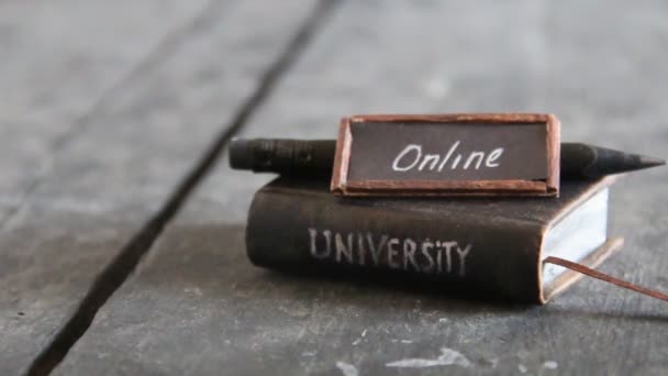 Universiteit cursussen online idee, samenstelling op vintage tafel — Stockvideo