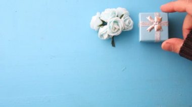 Gül ve hediye kutusu, selamlar arka plan, sanat tarzı, alanı Kopyala