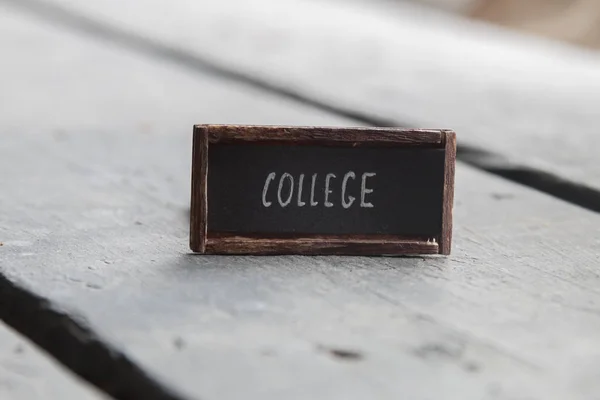 Idea de la universidad, etiqueta en una vieja mesa vintage — Foto de Stock