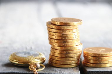 Altın sikke yığını. İşletme veya Maliye kavramı. Retro tarzı.