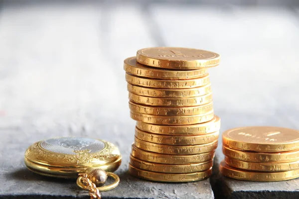 Altın sikke yığını. İşletme veya Maliye kavramı. Retro tarzı.