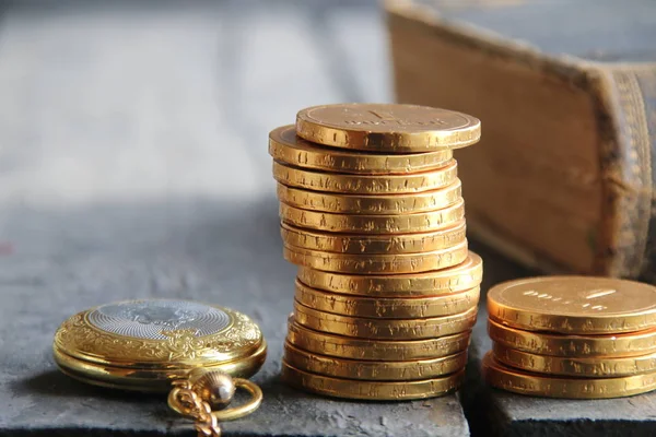 Στοίβες από χρυσά νομίσματα. Επιχειρήσεων ή οικονομικών έννοια. Ρετρό στυλ. — Φωτογραφία Αρχείου