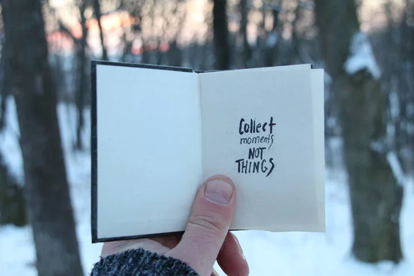 Recoge momentos, no cosas. Idea de viaje. Libro con texto y nieve parque de invierno . — Foto de Stock